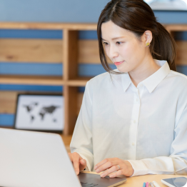 パソコンの画面を見ながらカウンセリングを受けている女性