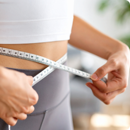 ウエストを測っている女性