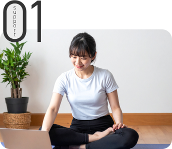 サポートを受けているパソコンの画面を見ている女性の画像