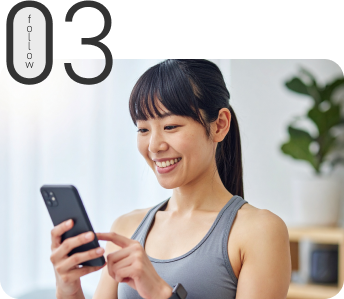 フォローアップを受けているスマホをもった女性